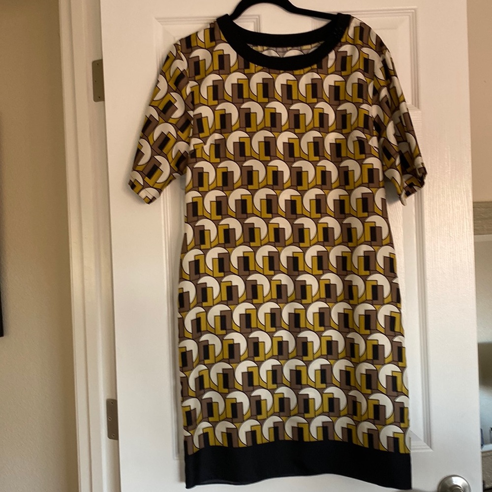 Brand new without the tag Max Mara silk dress no size label but it is medium